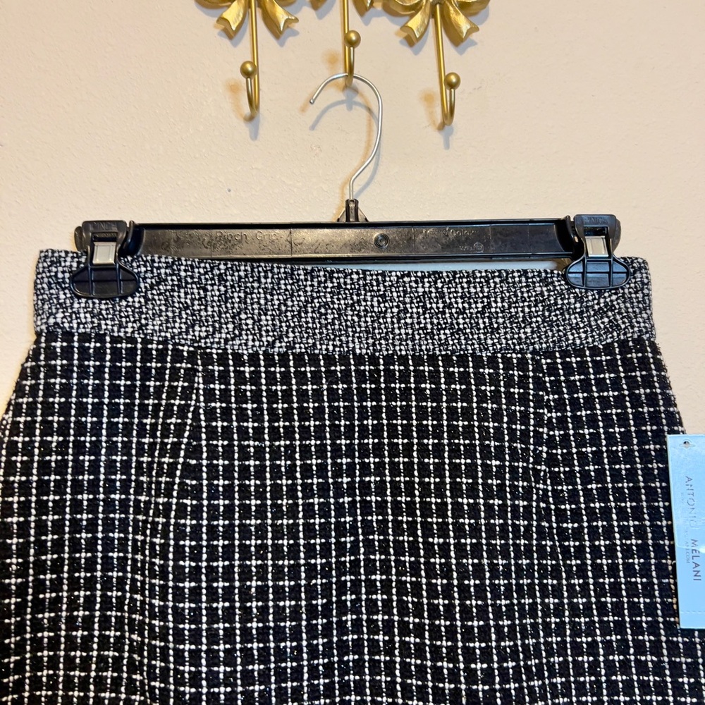 ANTONIO MELANI Black and White Textured Midi Skirt with lots of stretch. Size XS - Picture 2 of 4